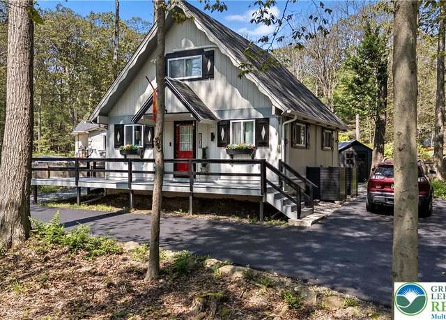 Property at 1104 Crescent Cir, Coolbaugh Twp, PA 18466, 4 beds, 2 baths
