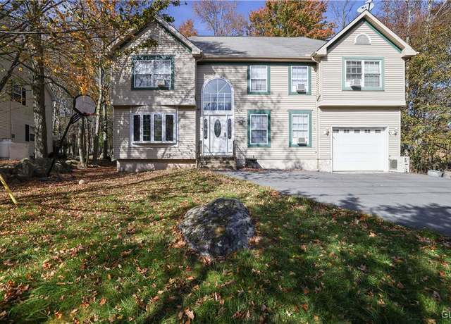 Property at 638 Country Pl, Tobyhanna Twp, PA 18466, 4 beds, 3 baths