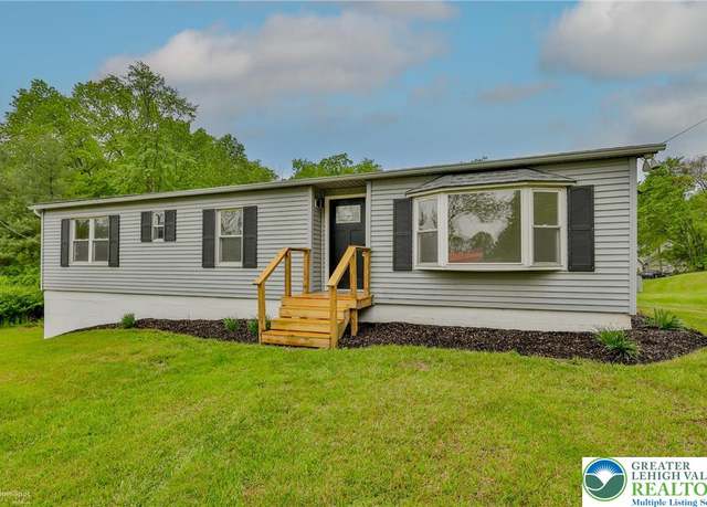 Property at 1225 Meyer Dr, Lehigh Twp, PA 18088, 3 beds, 2 baths