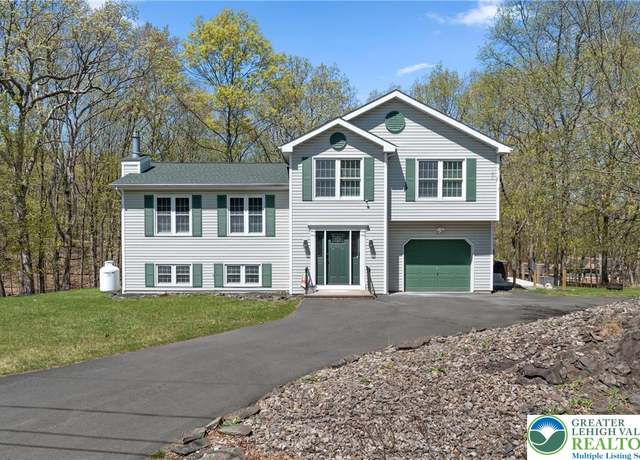 Property at 511 Lakeside Dr, Stroud Twp, PA 18301, 4 beds, 2.5 baths