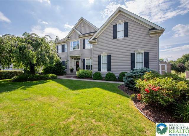 Property at 5343 Greenbriar Dr, Hanover Twp, PA 18017, 4 beds, 3.5 baths
