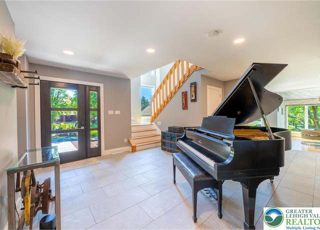 Property at 1488 Shelburne Ct, South Whitehall Twp, PA 18104, 4 beds, 3.5 baths