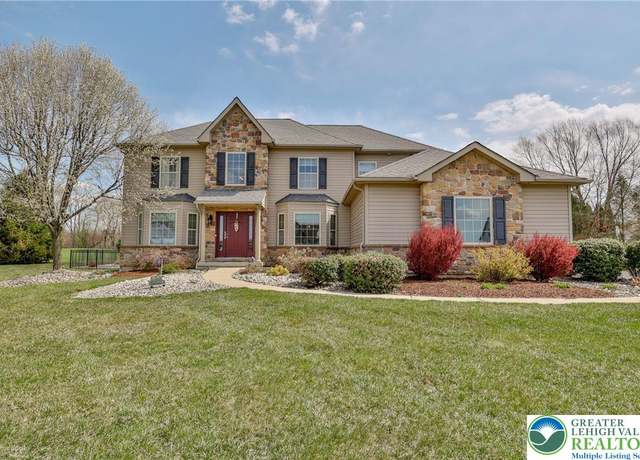 Property at 141 Chase Hollow Dr, Bushkill Twp, PA 18064, 4 beds, 3 baths