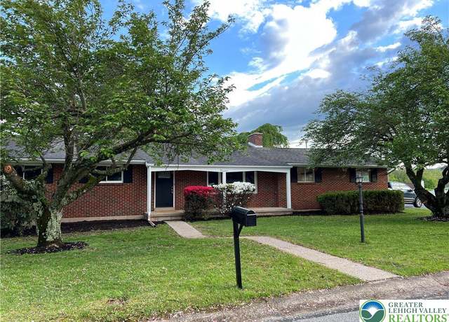 Property at 17 Hillside Dr, Coopersburg Boro, PA 18036, 3 beds, 1 bath