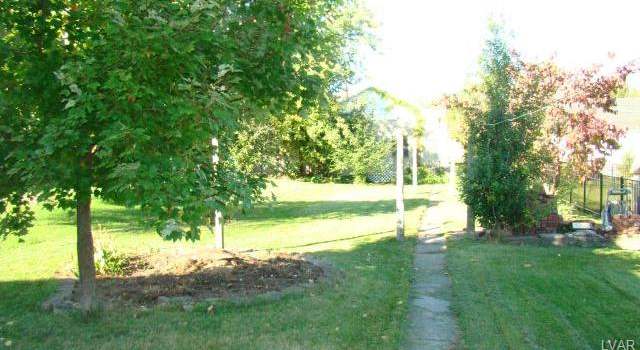 Photo of 135 N Whitfield St, Nazareth Borough, PA 18064-1539