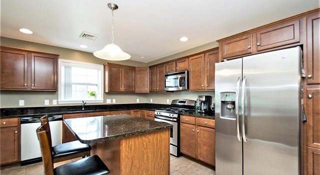 Photo of 825 Fieldstone Trl, Easton, PA 18040-7476
