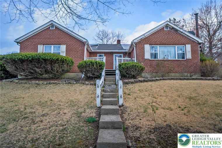 Photo of 2118 Edgewood Ave Palmer Twp, PA 18045
