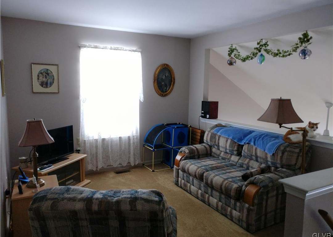 2242 Juniper Dr, North Whitehall Twp, PA 18037