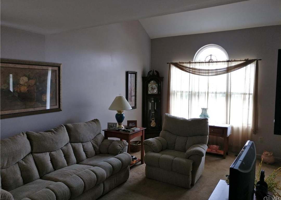 2242 Juniper Dr, North Whitehall Twp, PA 18037