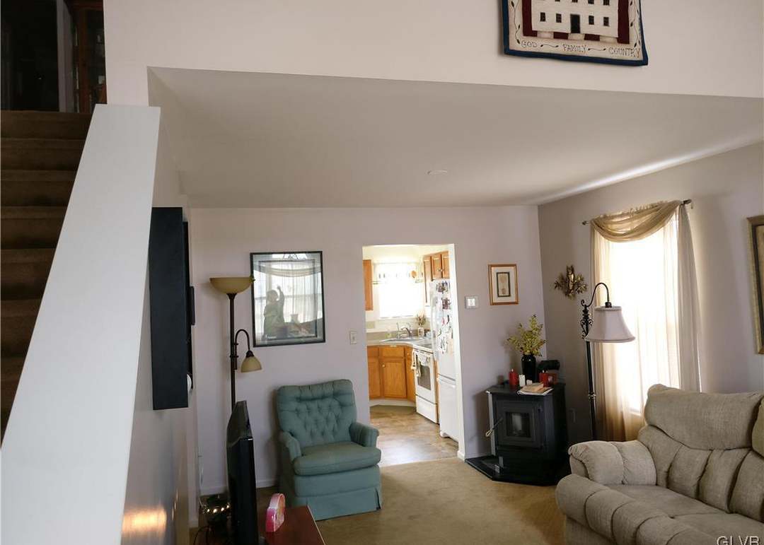2242 Juniper Dr, North Whitehall Twp, PA 18037