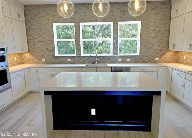 Property at 1940 Prudential Dr, Jacksonville, FL 32207, 3 beds, 3.5 baths