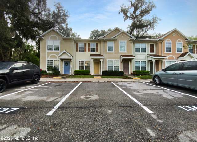 Property at 3517 Twisted Tree Ln, Jacksonville, FL 32216, 2 beds, 2.5 baths