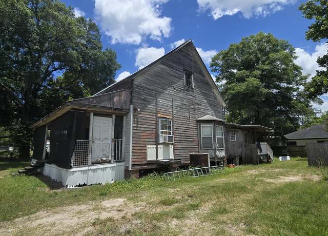 Property at 374 N Cherry St, Starke, FL 32091, 3 beds, 2 baths