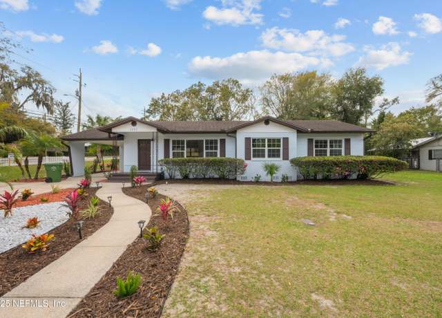Property at 2003 Laurel St, Palatka, FL 32177, 3 beds, 2 baths
