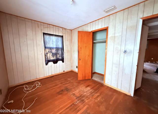 Property at 10521 Briarcliff Rd E, Jacksonville, FL 32218, 3 beds, 1 bath