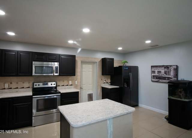 Property at 1735 Dibble Cir W, Jacksonville, FL 32246, 3 beds, 2 baths