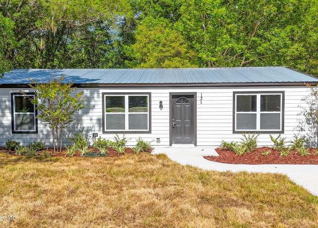 Property at 131 Cherokee Dr, Interlachen, FL 32148, 3 beds, 2 baths