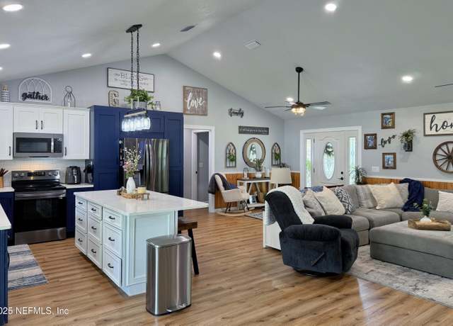Property at 117 Dixie St, Palatka, FL 32177, 3 beds, 2 baths