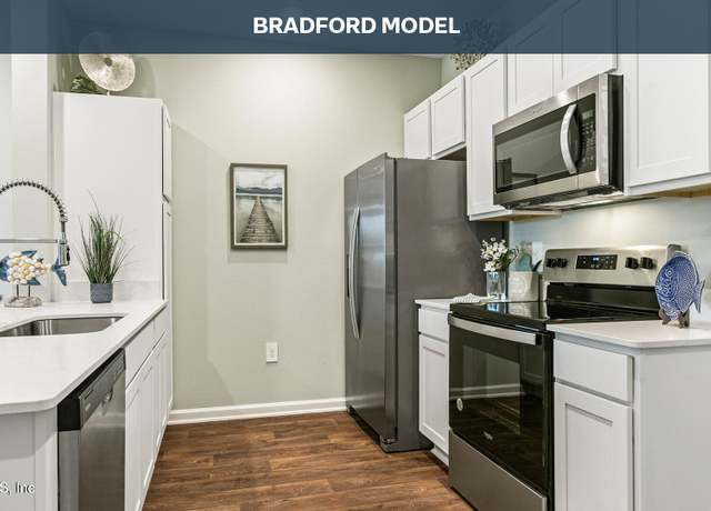 Property at 911 Rivertree Pl, Middleburg, FL 32068, 2 beds, 2.5 baths