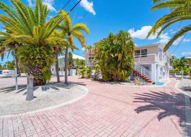 Property at 951 Lagoon Dr, Summerland Key, FL 33042, 4 beds, 3 baths
