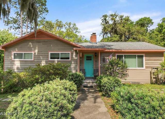 Property at 201 N 15th St, Fernandina Beach, FL 32034, 3 beds, 2.5 baths