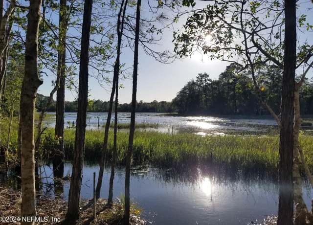 Property at 118 Acacia St, Crescent City, FL 32112, 4 beds, 2 baths