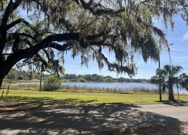 Property at 710 Grand Rondo W, Crescent City, FL 32112, 2 beds, 1 bath