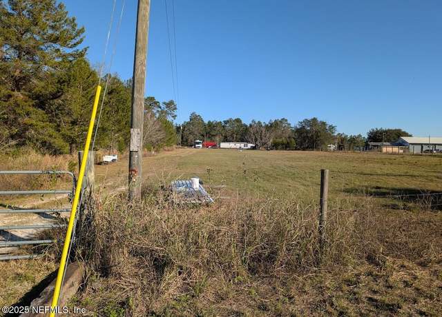Property at 104 Pettit Rd, Crescent City, FL 32112, 2 beds, 1 bath