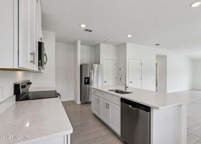 Property at 19 Dilly Ct, Palm Coast, FL 32164, 4 beds, 2 baths