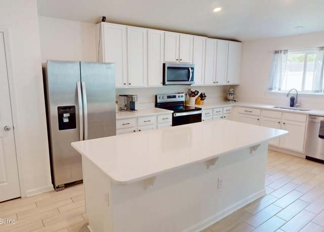 Property at 2250 Hudson Grove Dr, Jacksonville, FL 32218, 4 beds, 2 baths