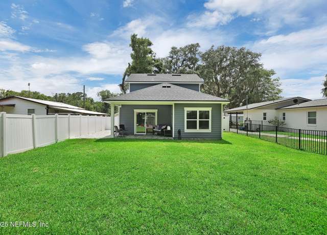 Property at 724 N Pine Ave, Green Cove Springs, FL 32043, 3 beds, 2.5 baths