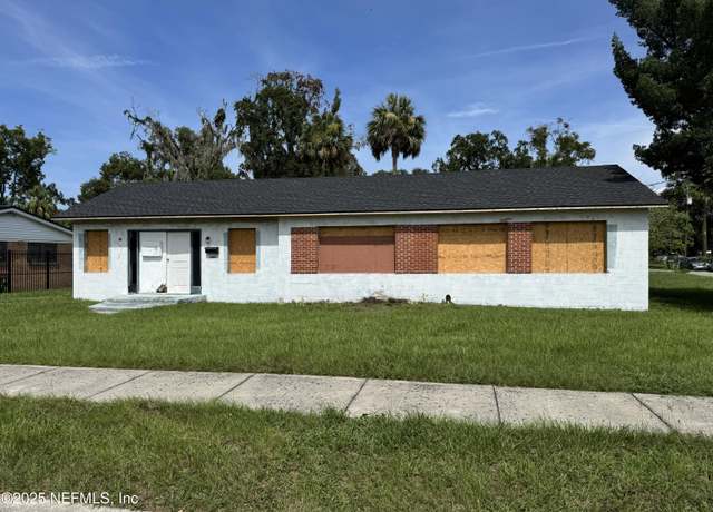 Property at 1001 16th St, Palatka, FL 32177, 3 beds, 2 baths
