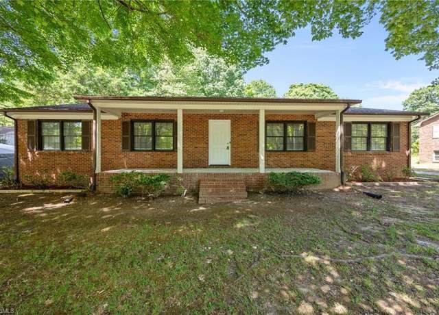 Property at 2732 Knob Hill Dr, Clemmons, NC 27012, 3 beds, 2 baths
