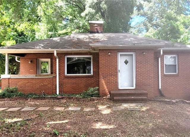Property at 2906 Spring Garden St, Greensboro, NC 27403, 2 beds, 1 bath