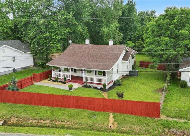 Property at 4624 Circle Dr, Winston-salem, NC 27105, 3 beds, 2 baths