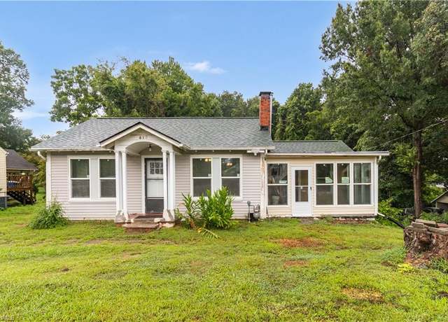Property at 413 Greenwood Dr, High Point, NC 27262, 3 beds, 2 baths