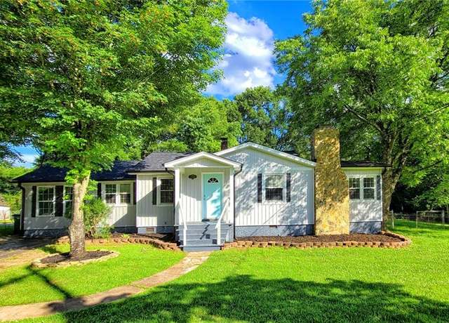 Property at 2558 W Mountain St, Kernersville, NC 27284, 2 beds, 1 bath