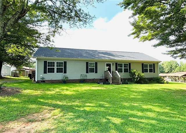 Property at 4970 Oak Garden Dr, Kernersville, NC 27284, 3 beds, 2 baths