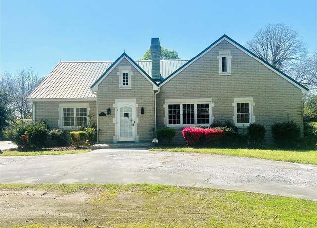 Property at 10 Mock St, Thomasville, NC 27360, 4 beds, 4 baths