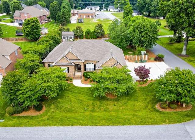 Property at 31 Trenton Dr, Kernersville, NC 27284, 3 beds, 2.5 baths