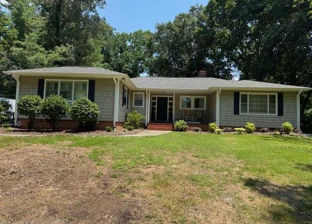Property at 159 Circle Dr, Thomasville, NC 27360, 3 beds, 2.5 baths