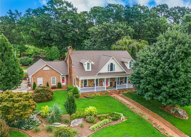 Property at 816 Wood Dale Dr, Kernersville, NC 27284, 4 beds, 2.5 baths