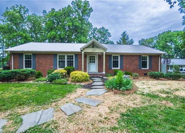 Property at 2027 Lynwood Dr, Greensboro, NC 27406, 3 beds, 3 baths