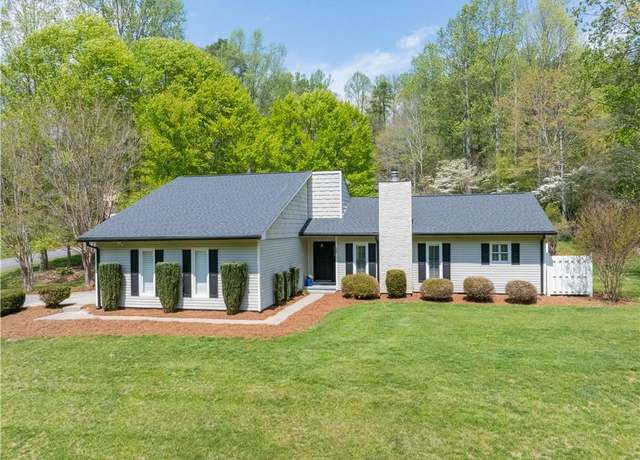 Property at 559 Country Club Hills Ln, Wilkesboro, NC 28697, 3 beds, 2 baths