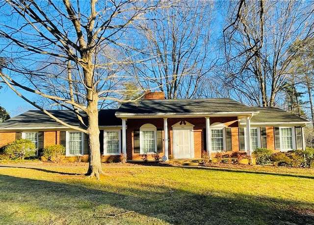 Property at 301 Lakewood Dr, Lexington, NC 27292, 3 beds, 2 baths
