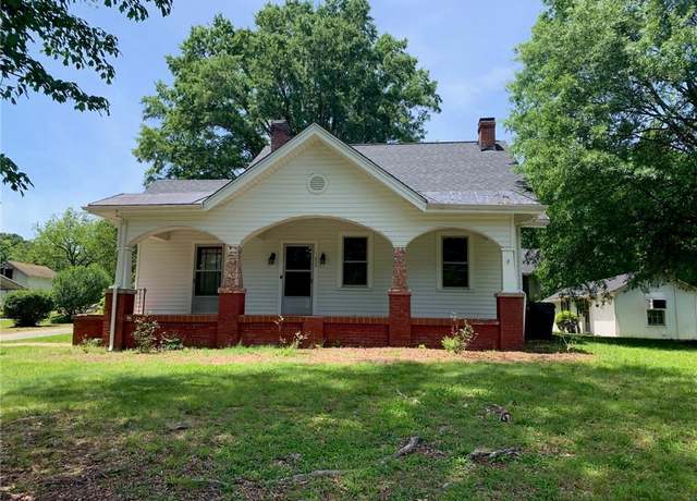 Property at 1820 South Park Dr, Reidsville, NC 27320, 3 beds, 1 bath