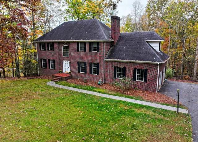 Property at 136 Oakmont Pl, Mount Airy, NC 27030, 4 beds, 3 baths