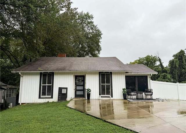 Property at 144 W Elm St, Mount Airy, NC 27030, 2 beds, 1 bath