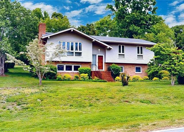 Property at 4507 Doral Dr, Greensboro, NC 27406, 3 beds, 2.5 baths