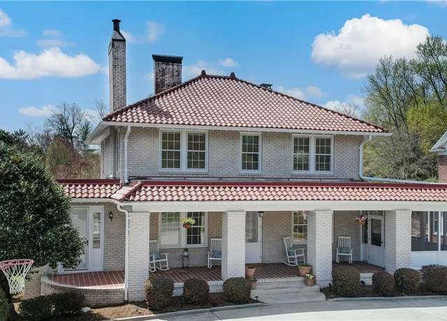 Property at 1801 W Market St, Greensboro, NC 27403, 4 beds, 3.5 baths